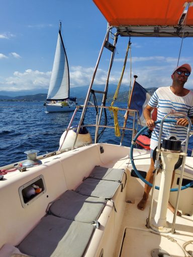 leo le skipper en navigation le skipper diplômé en croisière vers les plages du désert des agriates