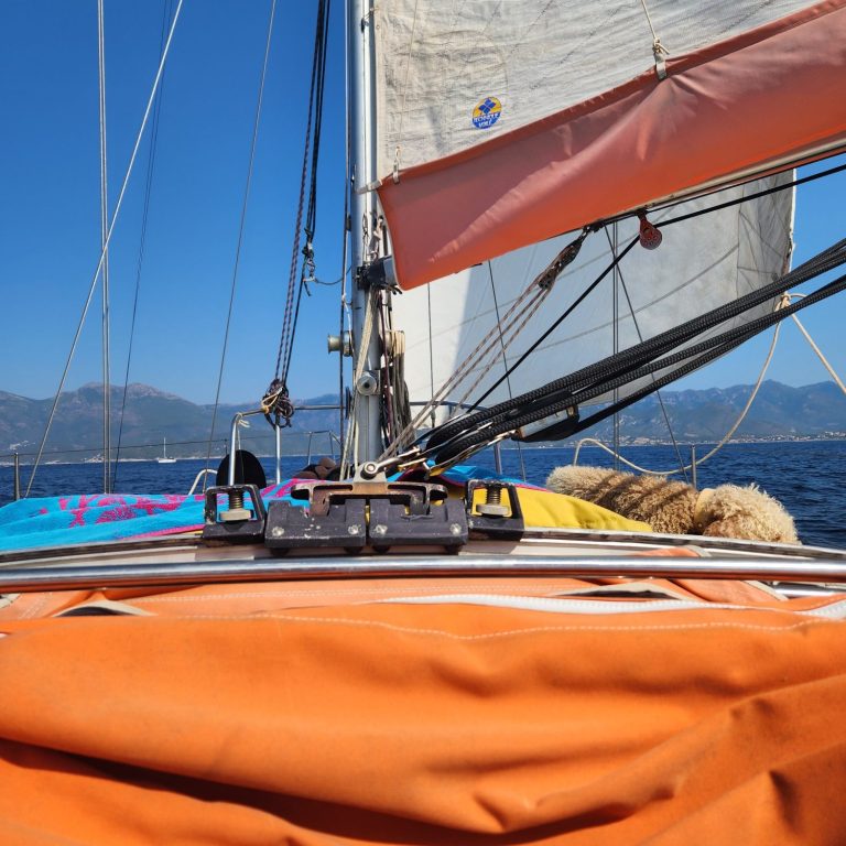voilier en croisière vers les plages du désert des agriates